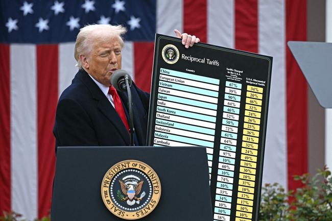 Donald Trump prononce un discours sur les droits de douane réciproques avec l'aide d'un graphique dans la roseraie de la Maison-Blanche à Washington, le 2 avril 2025. (Image d'illustration)