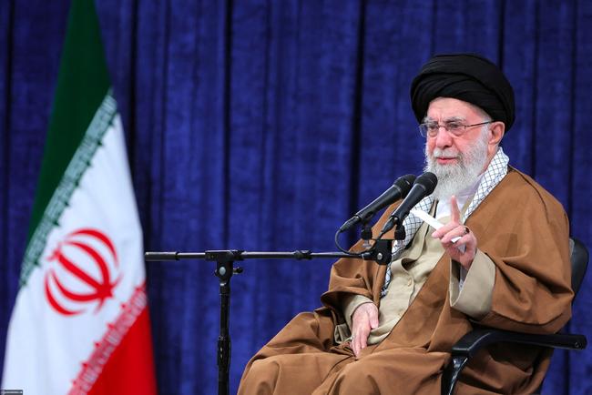 Ali Khamenei s'adresse à des membres de l'armée de l'air iranienne à Téhéran, le 7 février 2025. (Image d'illustration)
